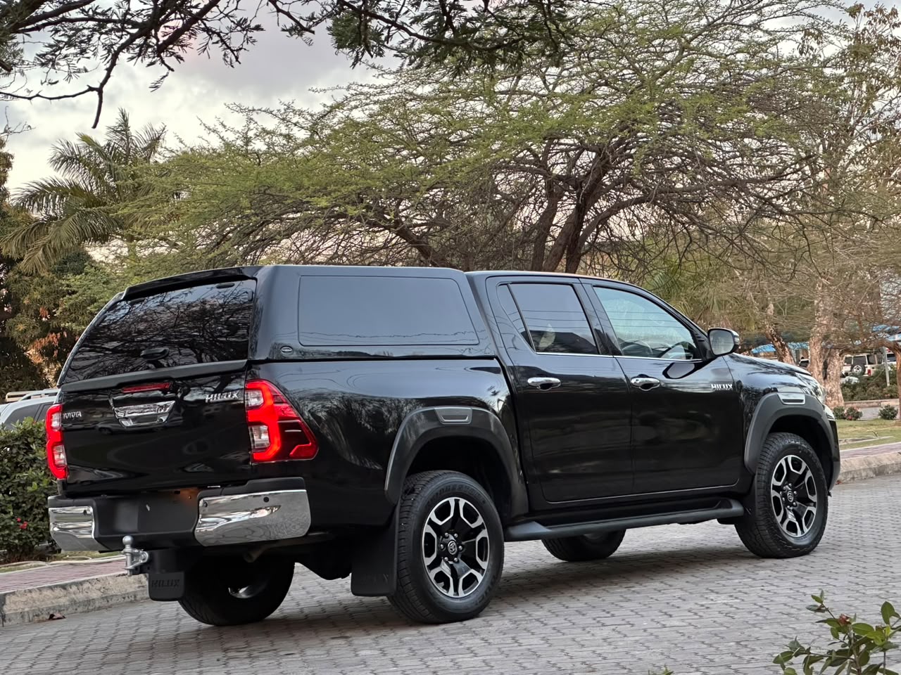 TOYOTA HILUX DOUBLE CABIN thumbnail 7